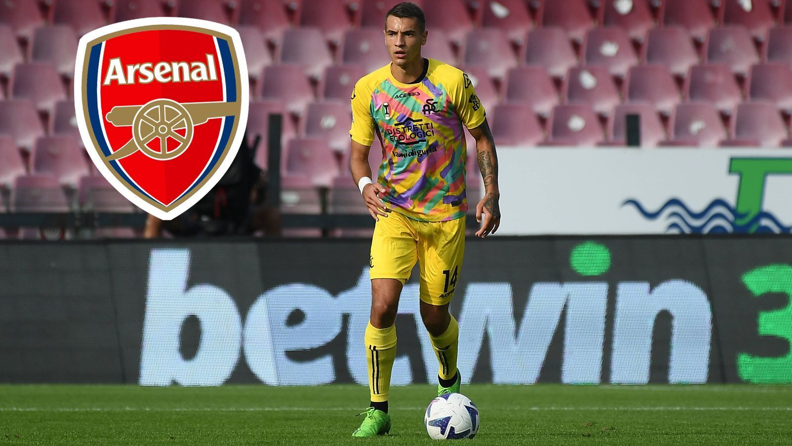 
                <strong>Jakub Kiwior (FC Arsenal)</strong><br>
                Der FC Arsenal hat mit Jakub Kiwior einen neuen Innenverteidiger verpflichtet. Das gaben die Nordlondoner auf ihren sozialen Kanälen bekannt. Der polnische Nationalspieler wechselt für eine Ablösesumme in Höhe von 25 Millionen Euro vom italienischen Erstligisten Spezia Calcio zu den Engländern und erhält einen Vertrag bis 2028. "Er ist ein junger vielseitiger Verteidiger, der riesiges Potenzial und Qualitäten bewiesen hat. Er wird unserer Defensive Stärke und Qualität geben", ließ Trainer Mikel Arteta über den Nationalmannschaftskollegen von Robert Lewandowski verlauten. Sein Talent zeigte der 22-Jährige bereits bei der WM in Katar. Dort gewann Kiwior die Hälfte seiner Zweikämpfe, kam auf eine Passgenauigkeit von knapp 85 Prozent und erreichte mit den Polen das Achtelfinale. Auch gegen Ex-Weltmeister Frankreich und den amtierenden Titelträger Argentinien waren seine Abwehrleistungen durchwegs solide.
              