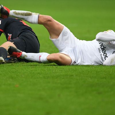 Sebastian Rode (rechts) greift sich nach einem Zusammenprall mit Leipzigs Dani Olmo an den Kopf.