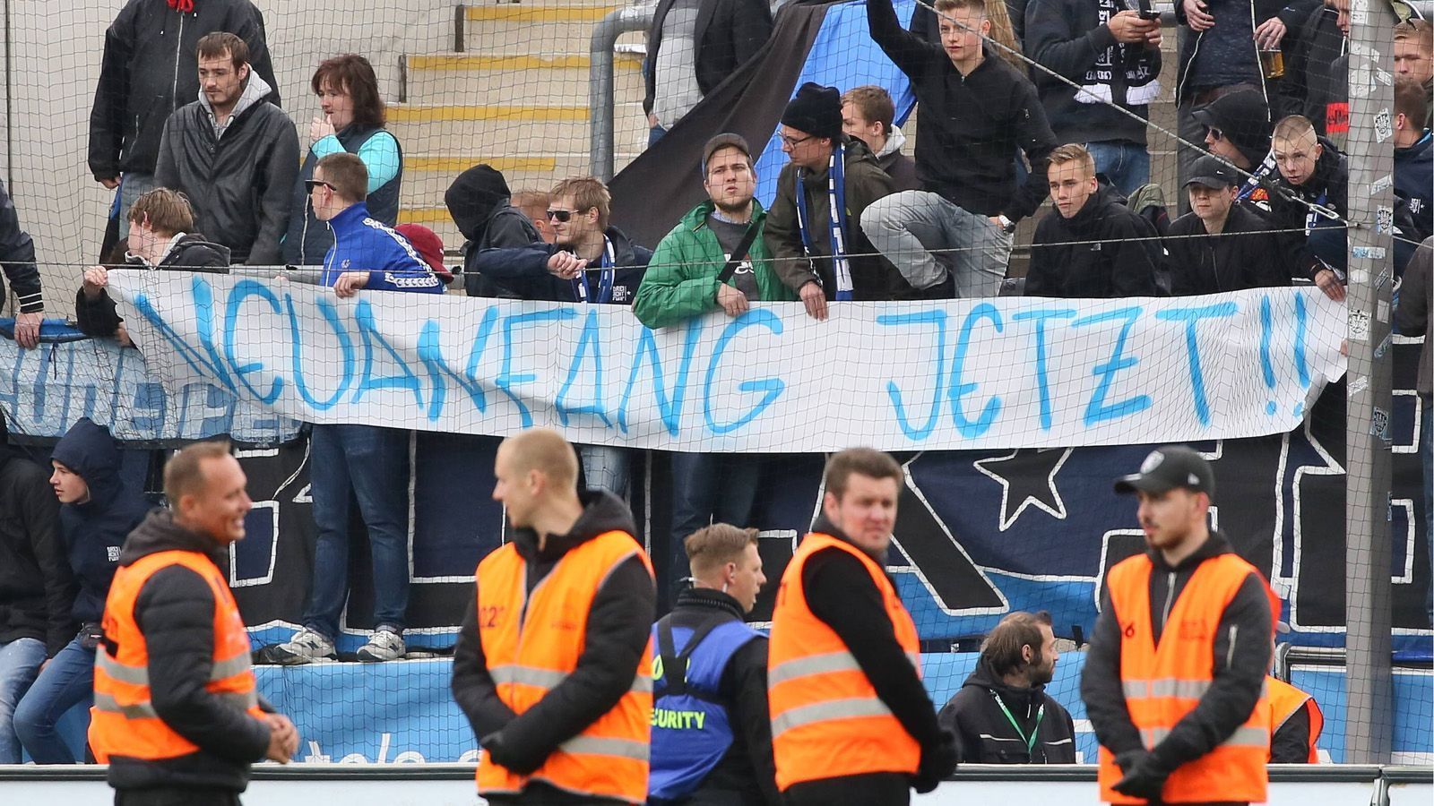 
                <strong>2016/17: FSV Frankfurt</strong><br>
                In der Saison 2016/17 traf es gleich zwei Drittligisten. Der FSV Frankfurt wurde nach dem Abstieg aus der 2. Bundesliga bis in die Regionalliga Südwest durchgereicht. Im April 2017 beantrage die Fußball-GmbH die Insolvenz. Aufgrund dessen bekamen die Frankfurter neun Punkte abgezogen. Noch heute spielen die Bornheimer in der viertklassigen Regionalliga.
              