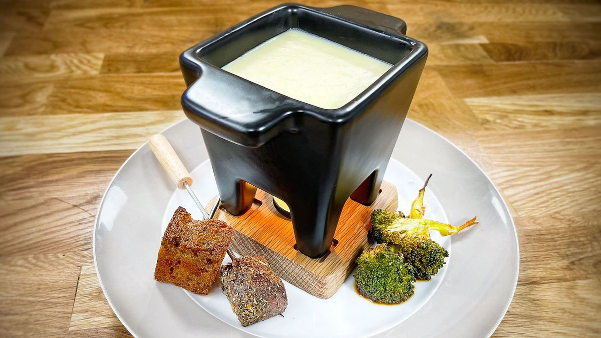 Käsefondue mit Brotcroutons, Rind und Broccoli