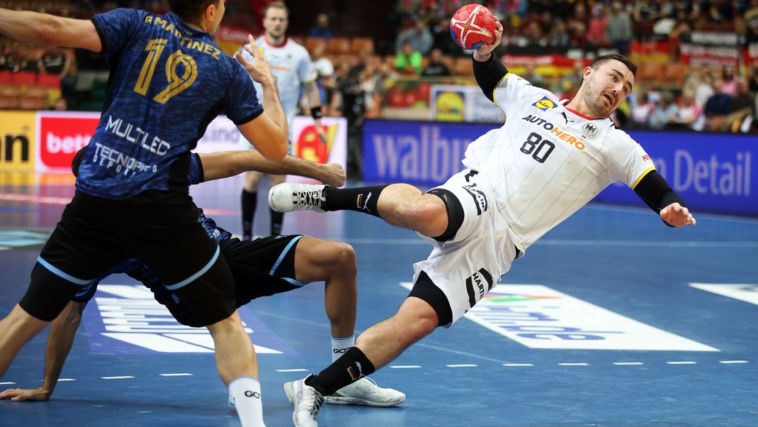 Jannik Kohlbacher (r) und die deutschen Handballer schlagen Argentinien locker.