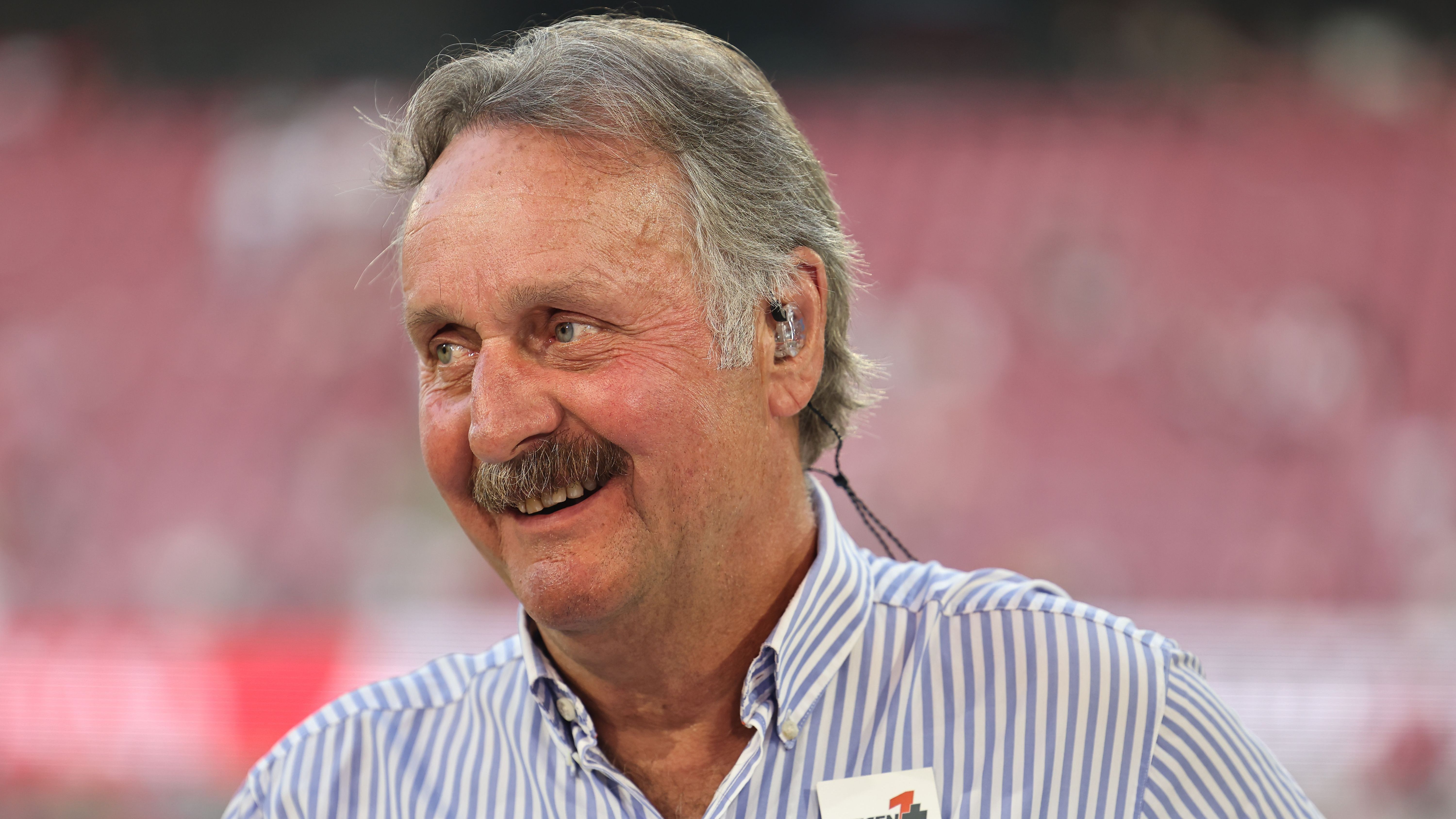 <strong>Peter Neururer</strong><br>Mehr als Meme denn als echter Kandidat kursiert Peter Neururer in den sozialen Medien im Bezug auf Schalkes Trainersuche immer wieder. Der 69-Jährige war zuletzt 2014 als Coach von Schalkes Revier-Rivale VfL Bochum tätig, ist seitdem vor allem als TV-Experte aktiv. Aus seiner Verehrung für Schalke machte Neururer nie einen Hehl, er saß immerhin von April 1989 bis November 1990 auf der "Knappen"-Bank.