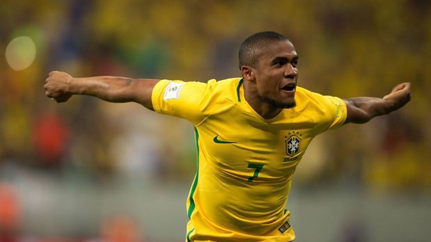 
                <strong>Douglas Costa (Brasilien)</strong><br>
                Douglas Costa (Brasilien): Auch der Flügelflitzer des FC Bayern mischt in den USA mit. Die Selecao wartet mit einem guten Angebot auf. Der Linksfuß steht zwar erst bei 16 Länderspielen, hat aber durch seinen Wechsel von Schachtjor Donezk nach München einen ordentlichen Karrieresprung hingelegt.
              