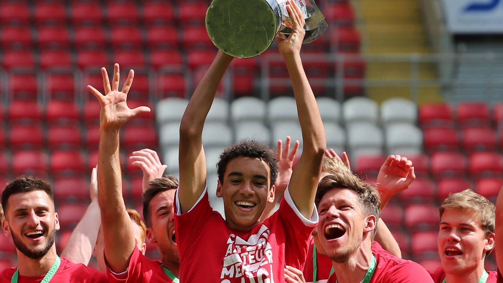 
                <strong>Bayerns jüngster Bundesliga-Torschütze: Das ist Jamal Musiala</strong><br>
                Und noch ein Titel für Musiala! Der offensive Mittelfeldspieler kam in der Saison 2019/20 acht Mal für die Münchner Zweitvertretung in der 3. Liga zum Einsatz. Mit zwei Treffern hatte der mittlerweile jüngste Bayern-Bundesliga-Torschütze seinen Anteil am sensationellen Meistertitel der Bayern-Amateure, die als Aufsteiger direkt den ersten Platz erreichten.
              