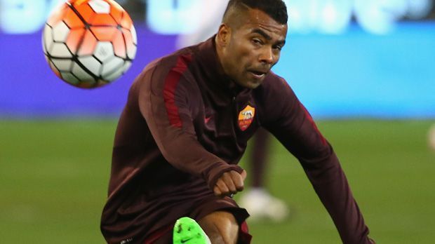 
                <strong>Linksverteidiger: Ashley Cole</strong><br>
                Linksverteidiger: Ashley Cole. Heute verdient der Engländer sein Geld beim AS Rom. "Der beste Linksverteidiger für eine lange Zeit, sehr konstant", sagt Lampard über den ehemaligen Chelsea-Spieler.
              