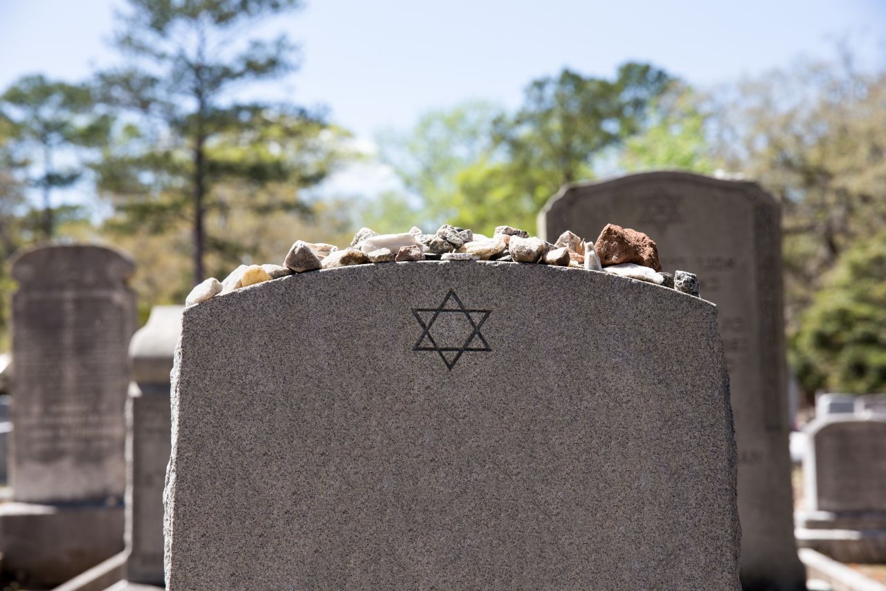 Wenn Jüdinnen und Juden auf den Friedhof gehen, bringen sie keine Blumen sondern Steinchen mit und legen sie auf das Grab. Die Steinchen sind ein Symbol für Unvergänglichkeit und Ewigkeit. 