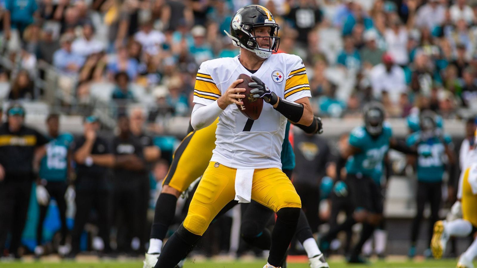 
                <strong>Gewinner: Ben Roethlisberger</strong><br>
                Der Quarterback der Pittsburgh Steelers beweist echte Comeback-Qualitäten. Ben Roethlisberger findet gegen die Jacksonville Jaguars zunächst überhaupt nicht in das Spiel und wirft drei Interceptions. Die Steelers liegen zur Halbzeit mit 0:16 zurück. Eine sichere Niederlage? Nicht wenn man einen "Big Ben" hat! Mit zwei Touchdown-Pässen bringt er sein Team auf Schlagdistanz, bis er den Sieg dann Sekunden vor Spielende mit einem Touchdown-Lauf selbst perfekt macht.
              