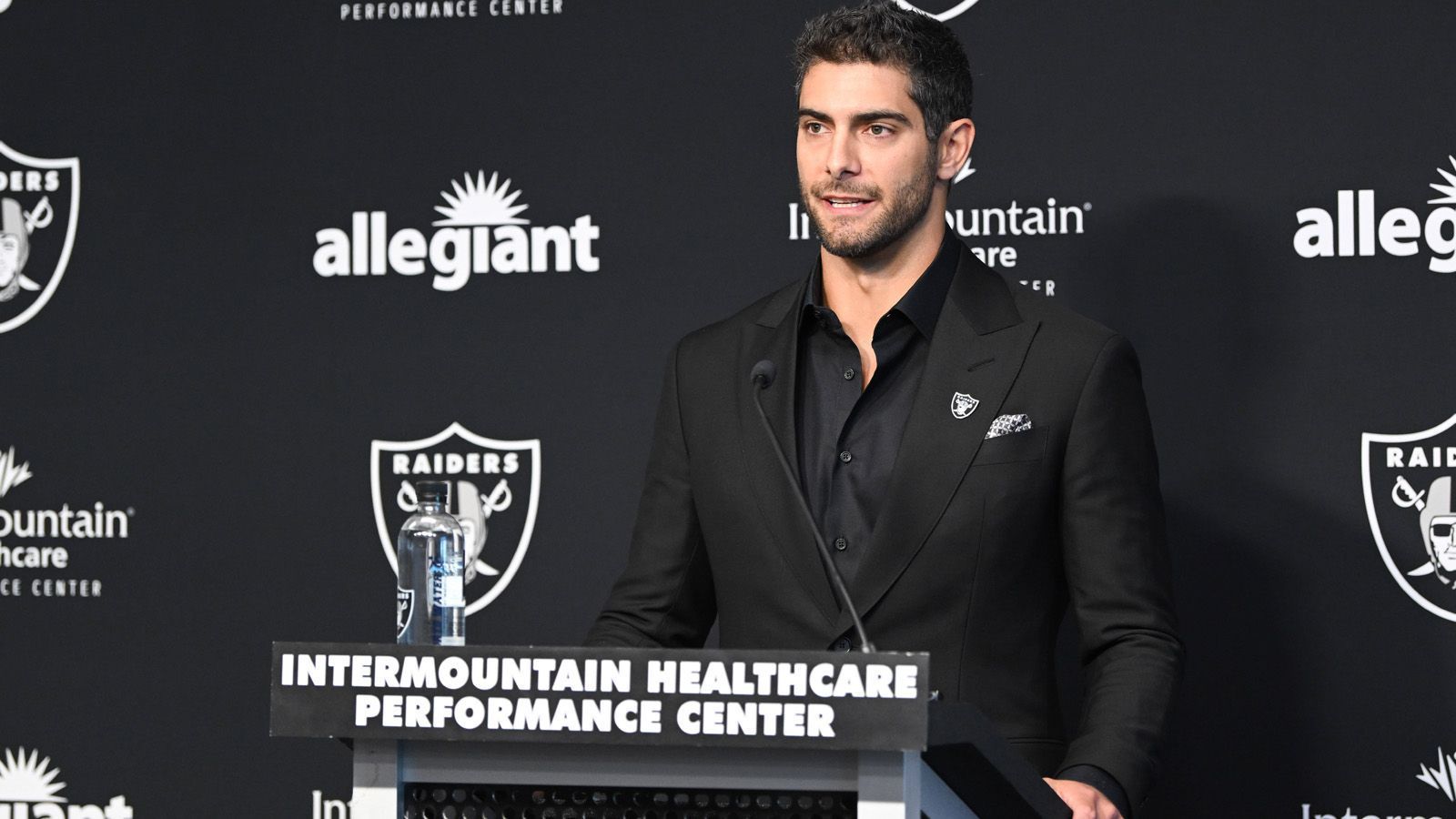 
                <strong>Jimmy Garoppolo (Las Vegas Raiders)</strong><br>
                Die Las Vegas Raiders setzen auf Routine. Nachdem ein Bericht auftauchte, der die Forderungen der Chicago Bears für den Nummer-1-Pick offenbarten, wird das noch verständlicher. Mit Jimmy Garoppolo verpflichten sie hingegen einen Star, der die Franchise aus Las Vegas zurück in die Playoffs und vielleicht sogar den Super Bowl führen soll. Der 31-Jährige wird im Glücksspielparadies trotz seines Alters als längerfristige Lösung gesehen und unterschrieb für drei Jahre (die Zahlen zum Deal). Das sollte die Frage nach dem Starter in Las Vegas zunächst also beantwortet haben.
              