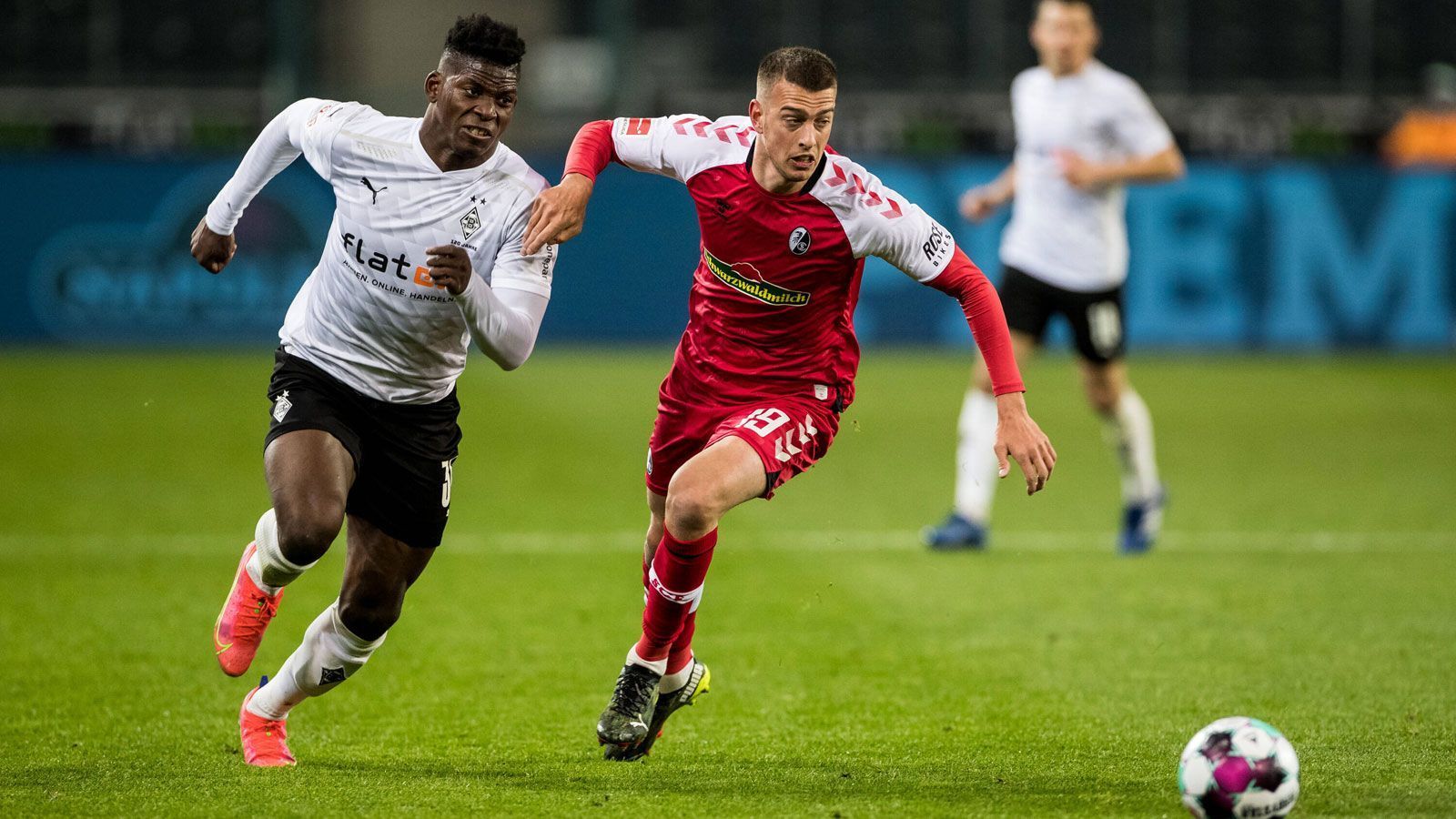 
                <strong>9. Platz: Borussia Mönchengladbach (39 Punkte)</strong><br>
                Vor allem in der ersten Hälfte lief beim jüngsten 2:1-Sieg von Borussia Mönchengladbach gegen den SC Freiburg überhaupt nichts zusammen, im zweiten Durchgang drehte die Elf von Noch-Trainer Marco Rose aber auf und behielt die drei Punkte am Niederrhein. Durch den Erfolg rückt die Teilnahme an einem europäischen Wettbewerb wieder in Reichweite, mit vier Punkten Rückstand auf Platz fünf und einem vermeintlich leichten Restprogramm (unter anderem Hertha, Hoffenheim, Bielefeld und Bremen) ist noch alles möglich. Die Qualifikation für Europa ist zwar kein Muss für die "Fohlen", wie Sportdirektor Max Eberl vor einigen Wochen beteuerte, doch gegen die zusätzlichen Einnahmen dürfte sich in Mönchengladbach wohl niemand sträuben - und angeblich umworbene Spieler wie Jonas Hofmann oder Florian Neuhaus hätten einen zusätzlichen Anreiz, bei der Borussia zu bleiben.
              