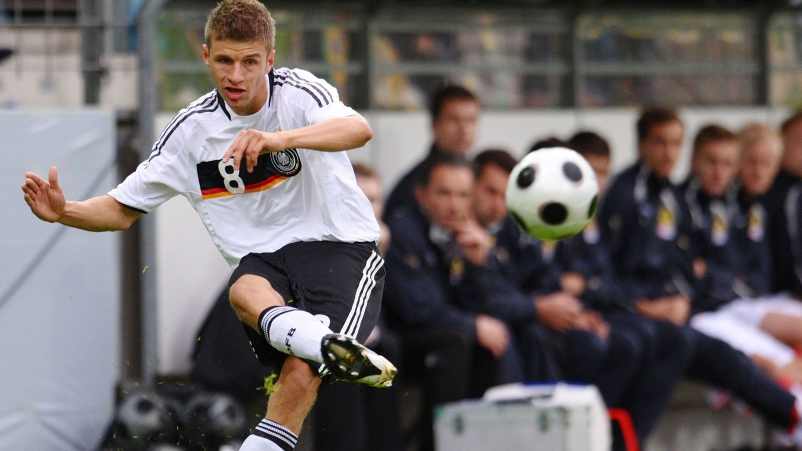 
                <strong>Thomas Müller</strong><br>
                Thomas Müller mit 19 sah aus wie Thomas Müller mit 28 Jahren.
              