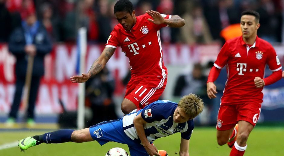 
                <strong>Douglas Costa</strong><br>
                Douglas Costa: Nachdem der Brasilianer schon gegen Arsenal das wohl schwächste Glied des Münchner Angriffs war, brauchte er auch in Berlin über eine halbe Stunde, bis er so richtig in die Partie fand. Kurz vor der Halbzeit ließ er sein Können dann mal mit seinem Top-Antritt über links aufblitzen, einen Treffer bereitete er aber damit nicht vor. In Hälfte zwei war er dann aktiver, kam auch mal über den rechten Flügel, ein Tor blieb aber aus. ran-Note: 3,5
              