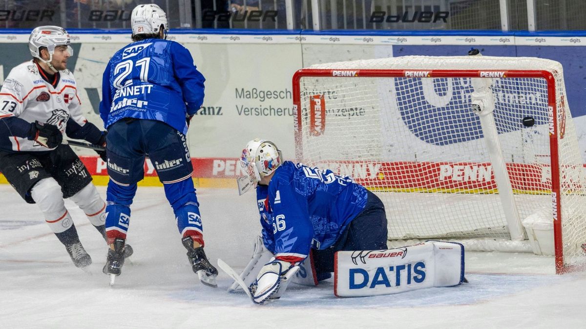 Nürnbergs Roman Kechter (l.) trifft zur Führung