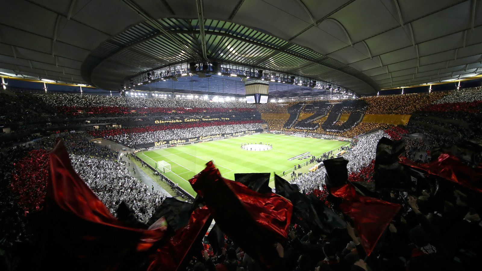 
                <strong>Heimspiel gegen Inter Mailand (7. März 2019)</strong><br>
                Im Achtelfinal-Hinspiel zeigten die Frankfurt-Fans ein Meer aus Plastikfähnchen. Dazu wurde die Zahl 120 dargestellt, denn das Spiel fand pünktlich zum 120. Geburtstag des Vereins statt. Brilliantes Timing!
              