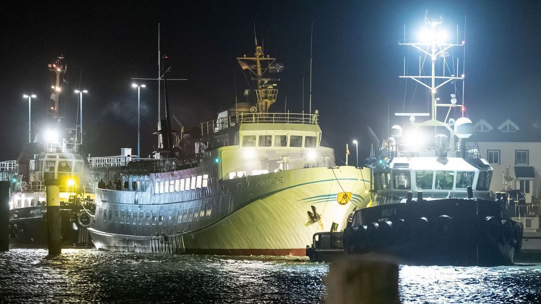 Die manövrierunfähige Helgolandfähre "Funny Girl" mit knapp 250 Menschen an Bord hat am frühen Morgen nach stundenlanger Fahrt auf der Nordsee das Festland erreicht.