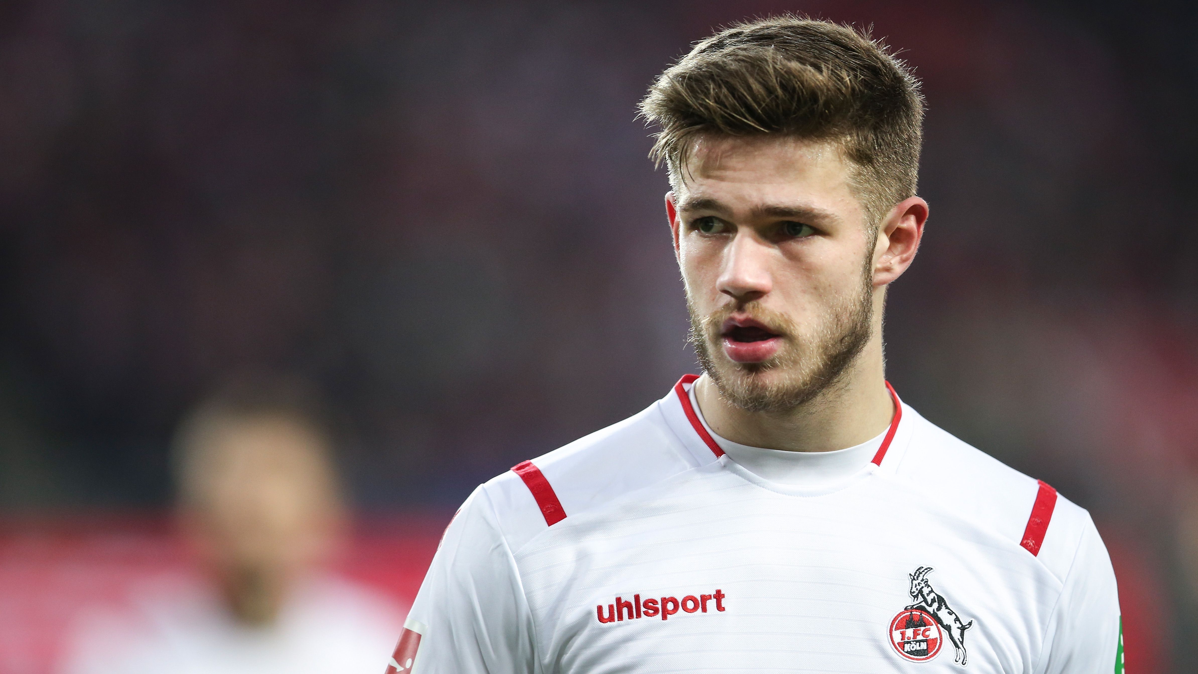 
                <strong>Jan Thielmann erblickt das Licht der Welt </strong><br>
                Als Andy Reid in seinem ersten Championship-Game stand, gab es Bundesliga-Kicker, die noch gar nicht geboren waren. Kölns Jan Thielmann, der erste Bundesliga-Profi aus dem Jahrgang 2002, erblickte erst vier Monate später das Licht der Welt. 
              