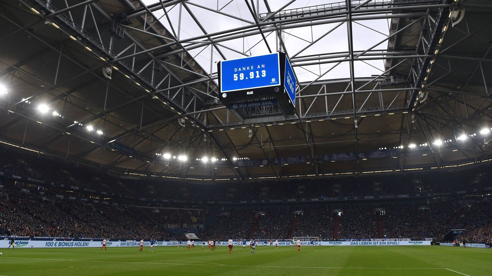 
                <strong>Platz 9: Veltins Arena (FC Schalke 04)</strong><br>
                4,5 Sterne (18.227 Bewertungen)
              