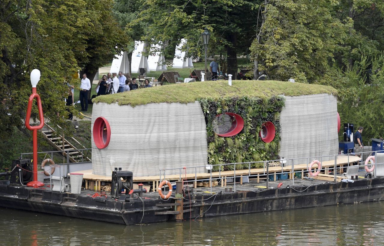 Dieses urige 3D-Häuschen entstand im August 2020 in Prag. Es ist 43 Quadratmeter groß und wiegt 30 Tonnen.