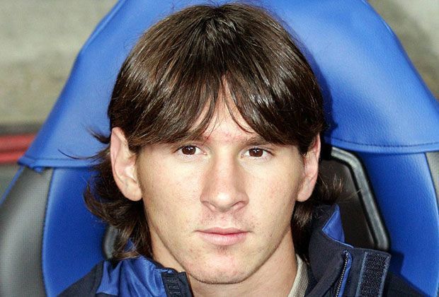 
                <strong>Spitzname "La Pulga" </strong><br>
                Mit 13 Jahren holt der FC Barcelona den Argentinier in die Jugendakademie "La Masia". Barca ermöglicht dem an einer Wachstumsstörung leidenden Messi eine Hormonbehandlung. Seinen Spitznamen erhält der damals 1,40m große Lionel schnell: "La Pulga" = "Der Floh".
              