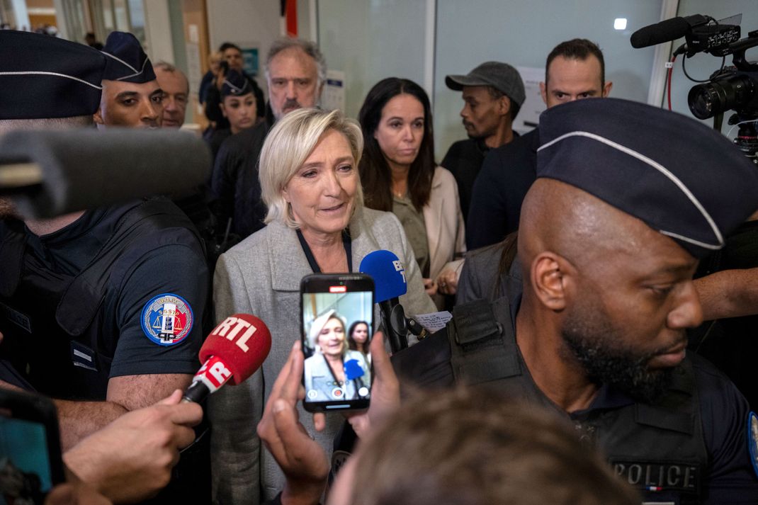 Die französische Abgeordnete der rechtsnationalen Rassemblement National (RN), Marine Le Pen, bei ihrer Ankunft am Gericht.