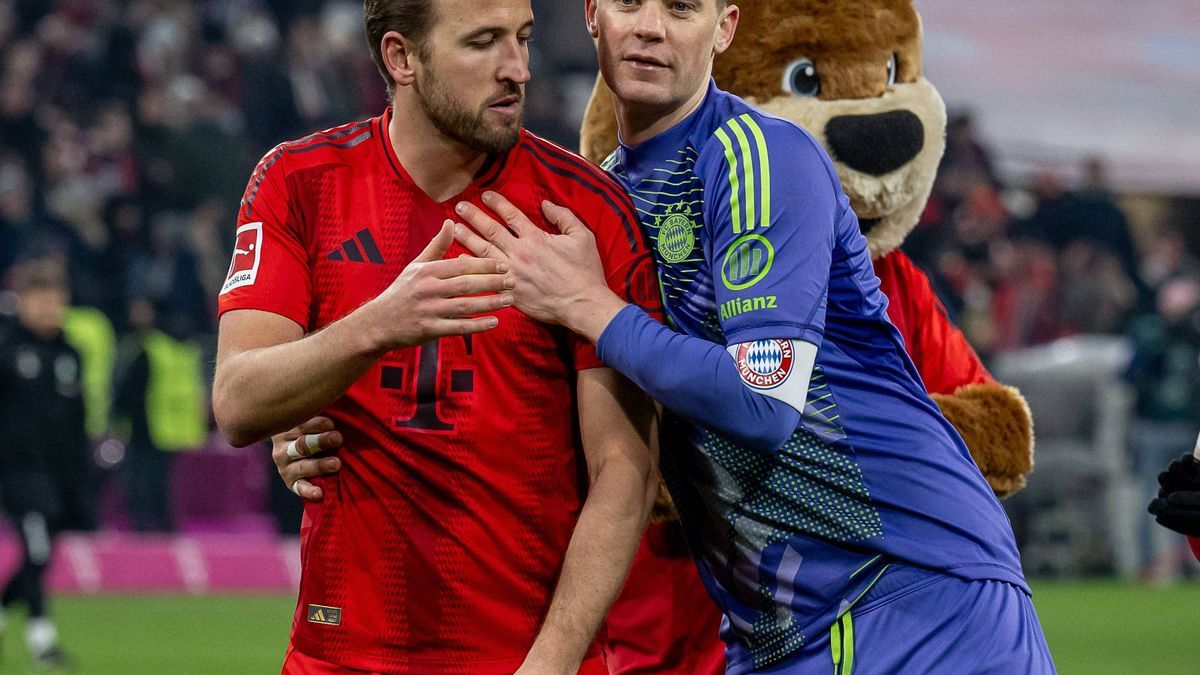 Harry Kane (FC Bayern Muenchen, 9) und Manuel Neuer (Torwart, FC Bayern Muenchen, 1) freuen sich vor der Fankurve ueber den Sieg. GER, FC Bayern Muenchen vs. SV Werder Bremen, Fussball, Bundesliga,...