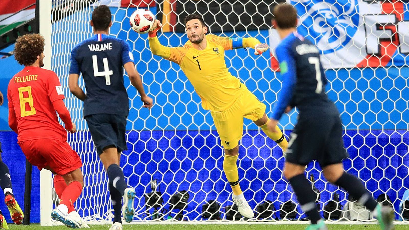 
                <strong>Hugo Lloris</strong><br>
                Einen Schuss aus der Drehung von Alderweireld kratzt Lloris großartig noch um den Pfosten. Auch zuvor schon klärt er vor dem einschussbereiten Fellaini als mitspielender Keeper. Der französische Kapitän bekommt nicht sehr viel zu tun, ist aber wenn er gefordert ist immer wieder zur Stelle. So auch bei einem Gewaltschuss in der 81. Minute. ran-Note: 2
              