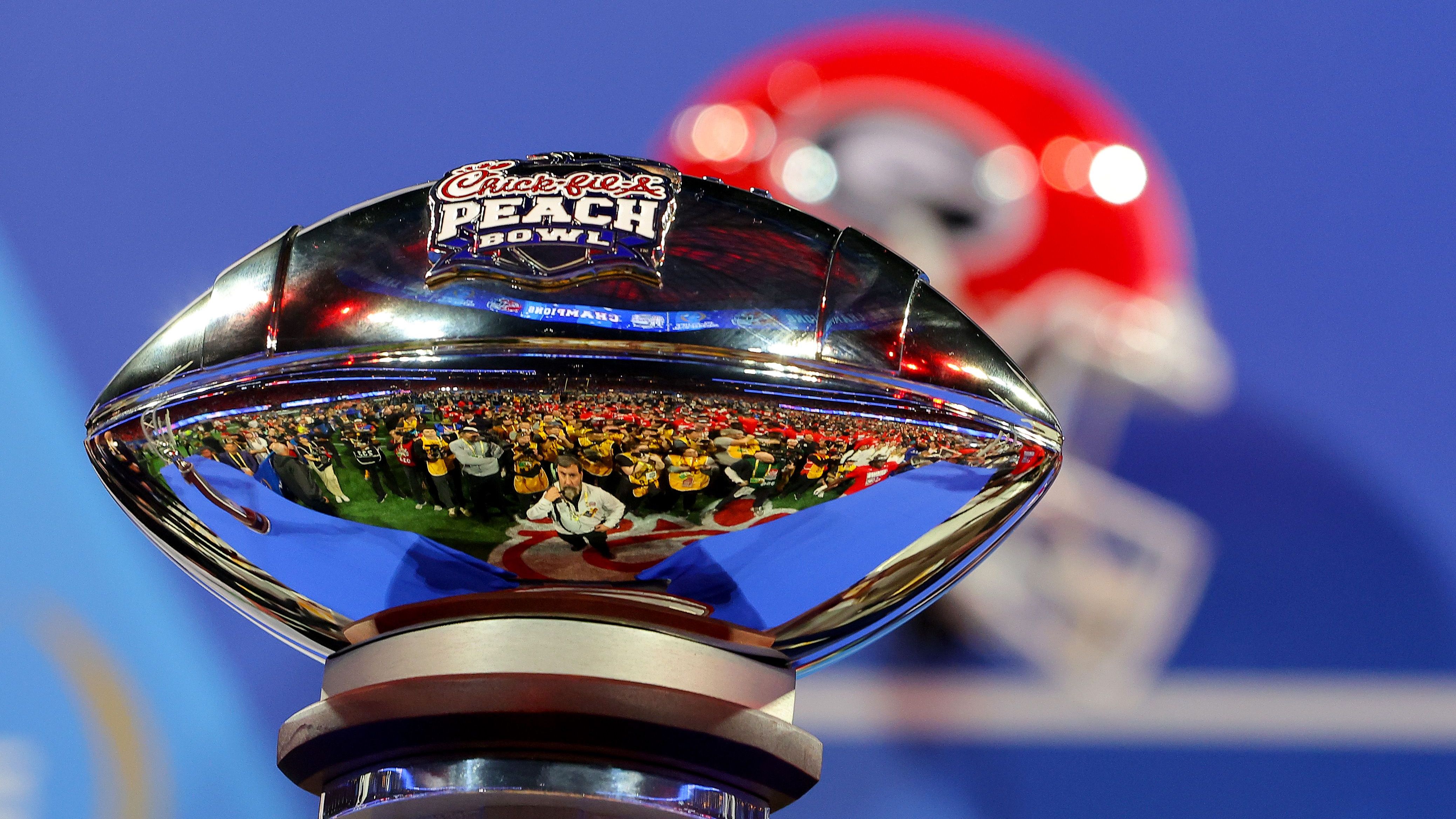 <strong>Peach Bowl<br></strong>Als das Spiel 2013 zu den sechs wichtigen Bowl-Games aufgenommen wurde, kehrte dann das "Peach" im Namen zurück. Seit 2016 findet er im Mercedes-Benz-Stadium in Atlanta statt. Im Peach Bowl diese Saison geht nicht um Playoffs, das Duell ist aber sehr spannend. Denn die Nummer 11, die Ole Miss Rebels, treffen auf die Nummer 10, die Penn State Nittany Lions.