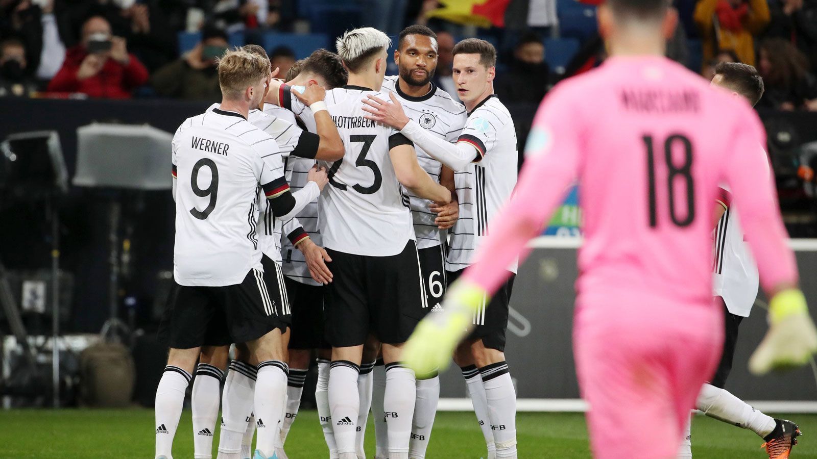 
                <strong>Deutschland besiegt Israel: Die Noten der DFB-Stars</strong><br>
                Deutschland setzt sich durch die Treffer von Kai Havertz und Timo Werner mit 2:0 gegen Israel durch. ran bewertet die Leistungen der deutschen Nationalspieler.
              