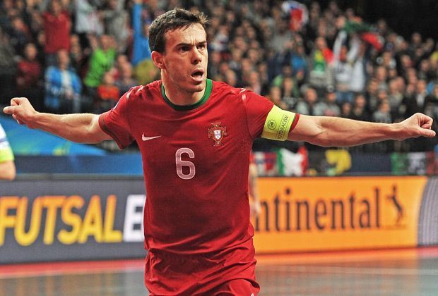 
                <strong>Joao Pereira (Rechtsverteidiger | Portugal)</strong><br>
                Der 1,72 Meter kleine Außenverteidiger besticht durch aggressives Zweikampfverhalten und hervorragende Athletik. Seine Schwächen hat der 30-Jährige in der Offensive und im Kopfballspiel. Daher geht der Punkt an die DFB-Elf - neuer Spielstand 4:2!
              