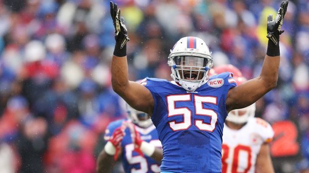 
                <strong>Jerry Hughes</strong><br>
                Jerry Hughes: Der Star der Buffalo Bills hat in der Saison schon zwei Mal eine Strafe bekommen. Zunächst musste er für eine Kopfnuss bezahlen. Ein zweites Mal für eine Schiedsrichterbeleidigung. Für beide Vergehen musste er insgesamt über 30.000 Dollar an Strafe berappen.
              