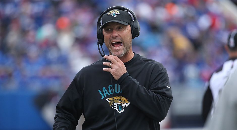 
                <strong>Gus Bradley - Jacksonville Jaguars</strong><br>
                Für viele Experten galten die Jacksonville Jaguars als Geheimtipp für die aktuelle Saison. Mittlerweile hat sich jedoch in allen Lagern Ernüchterung breit gemacht. Lediglich zwei Spiele konnte das Team bisher gewinnen, steht mit einem Record von 2-9 auf dem letzten Rang der AFC South. Ein Schuldiger ist schnell gefunden: Head Coach Gus Bradley hat mittlerweile mit einer Coaching Bilanz von 14-45 die schlechteste Quote aller Trainer seit 1970. Von den Fans wird sogar über einen Rauswurf vor dem Ende der aktuellen Spielzeit diskutiert.  
              