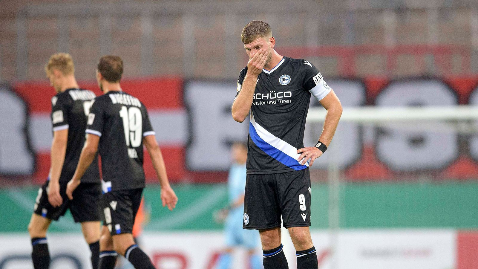 
                <strong>Arminia Bielefeld</strong><br>
                Eigentlich sollte die Sache klar sein, denn in Bielefeld herrscht Realismus. Manager Samir Arabi bezeichnet sein Team als "Paddelboot", das gegen 17 "Motorboote" antritt. Arminia hat ein Ziel: Klassenerhalt. Trainer Uwe Neuhaus: "Das kann Relegation bedeuten, das kann ein Tor mehr im Vergleich zum Gegner sein, das kann Platz 10 sein." Das Pokalaus in Essen war bereits peinlich, und natürlich kann auch ein bescheidener Aufsteiger in einen Negativsog gelangen. Paddelboot hin oder her.
              