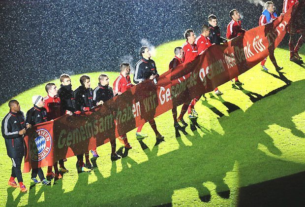 
                <strong>TOP: FC Bayern München</strong><br>
                Der Rekordmeister feiert mit dem Erfolg gegen den HSV nicht nur die 19. Herbstmeisterschaft, sondern stellt nebenbei einen weiteren Rekord auf: 44 Punkte sammelte der Triple-Sieger in der Hinrunde - das schaffte bis dato noch keine Mannschaft
              