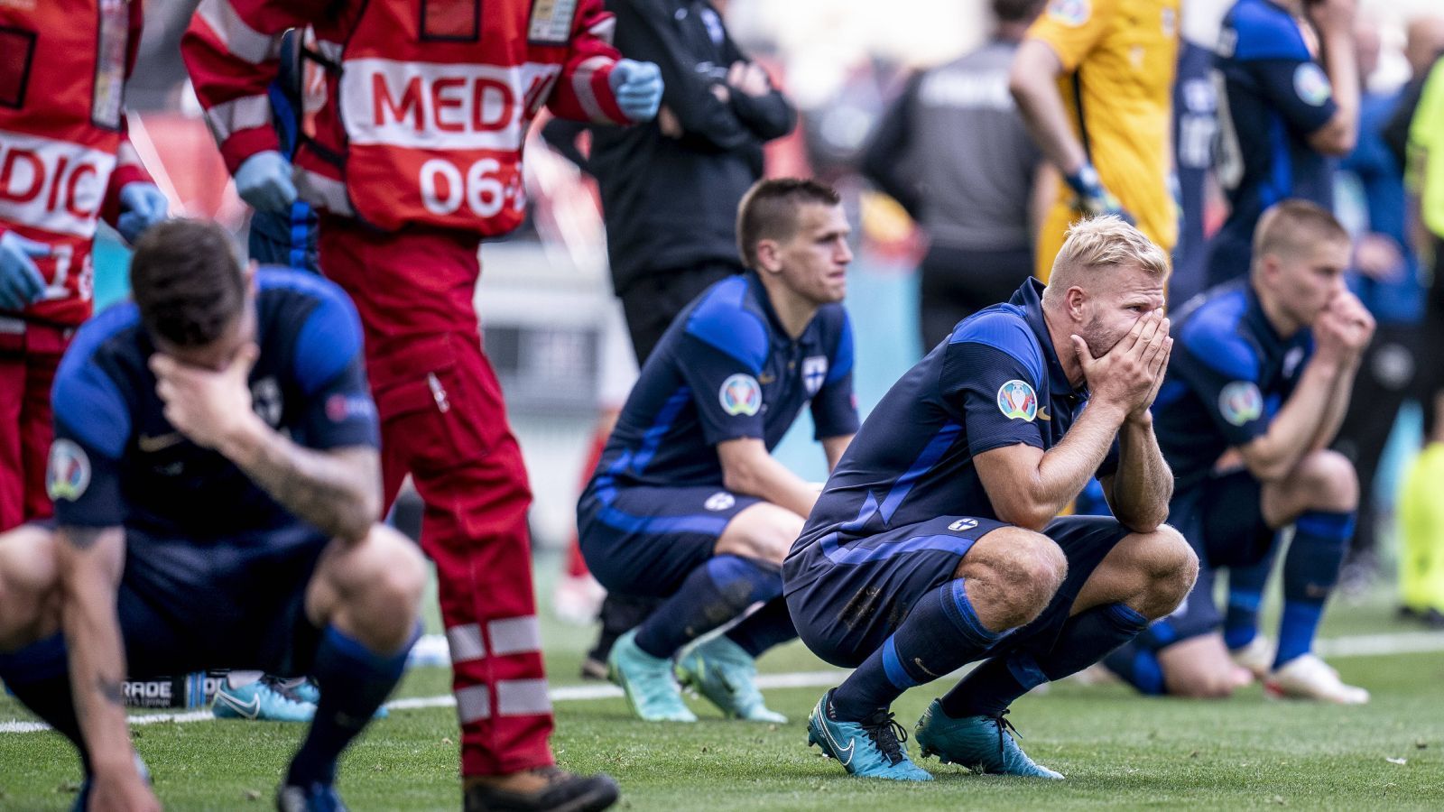 
                <strong>Gewinner: Alle, die im Parken-Stadion waren</strong><br>
                Es war die Schreckensszene der EM und auch des bisherigen Fußballjahres. Ohne Einwirkung eines Gegners brach Christian Eriksen beim Spiel Dänemark - Finnland zusammen, musste sogar reanimiert werden. Dass es ihm laut eigener Aussage wieder gut geht, ist dem vorbildlichen Verhalten aller Beteiligten zu Verdanken. Von Referee Anthony Taylor über Innenverteidiger Simon Kjaer bis hin zu den Sanitätern, alle meisterten die Situation und retteten Christian Eriksen so das Leben.
              