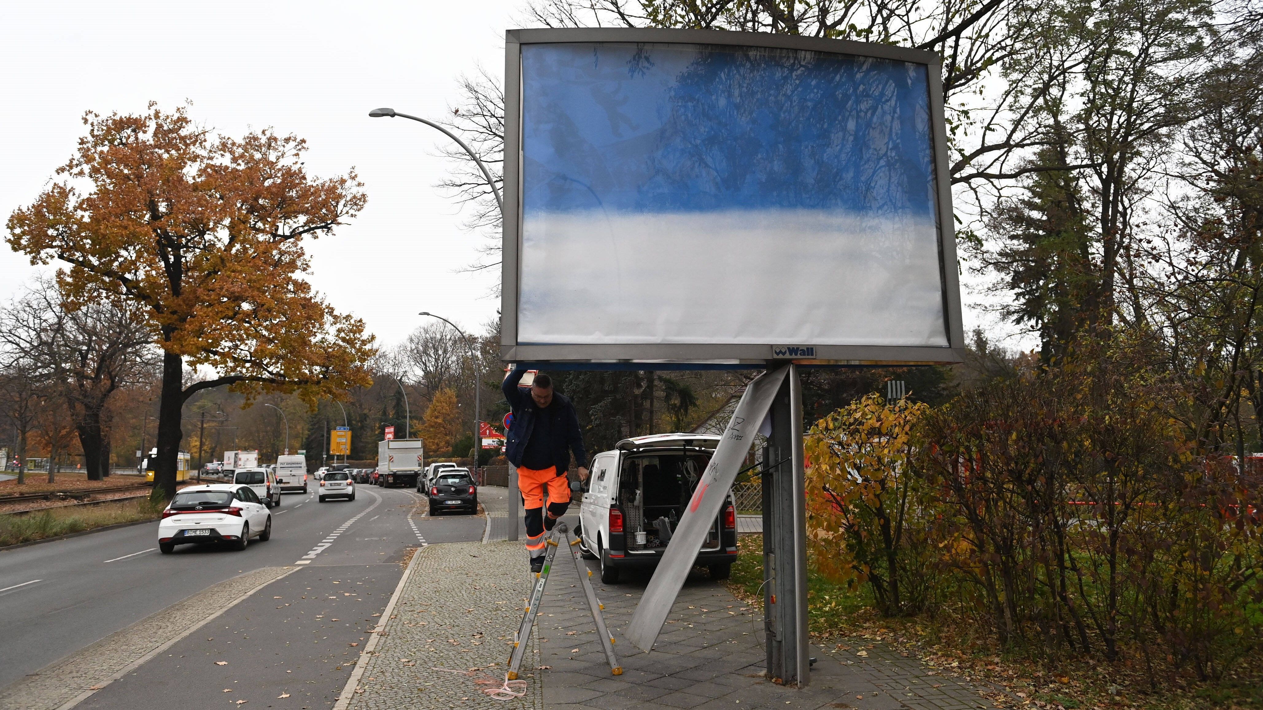 
                <strong>Die ersten Sticheleien haben begonnen...</strong><br>
                Natürlich dürfen auch die Nicklichkeiten im Vorfeld des Derbys nicht fehlen. Die Hertha hat zu Beginn der Woche den ersten Schritt gemacht und mit einer Werbeaktion für erste Provokationen gesorgt. Die Blau-Weißen buchten in der ganzen Stadt über 300 Werbeflächen und versahen diese mit riesigen Fahnen in Vereinsfarben. Vor allem ein Standort erregte die Gemüter der Eisernen: Eine Werbetafel befindet sich nämlich direkt vor dem Stadion an der Alten Försterei und damit nur wenige Meter von der Unioner Geschäftsstelle entfernt. Laut der "Bild" soll genau diese Tafel aber bereits wenige Stunden später wieder entfernt worden sein. Wenn da mal keine Union-Fans am Werk gewesen sind... Seitens der Herthaner war es nicht die erste Aktion dieser Art...
              