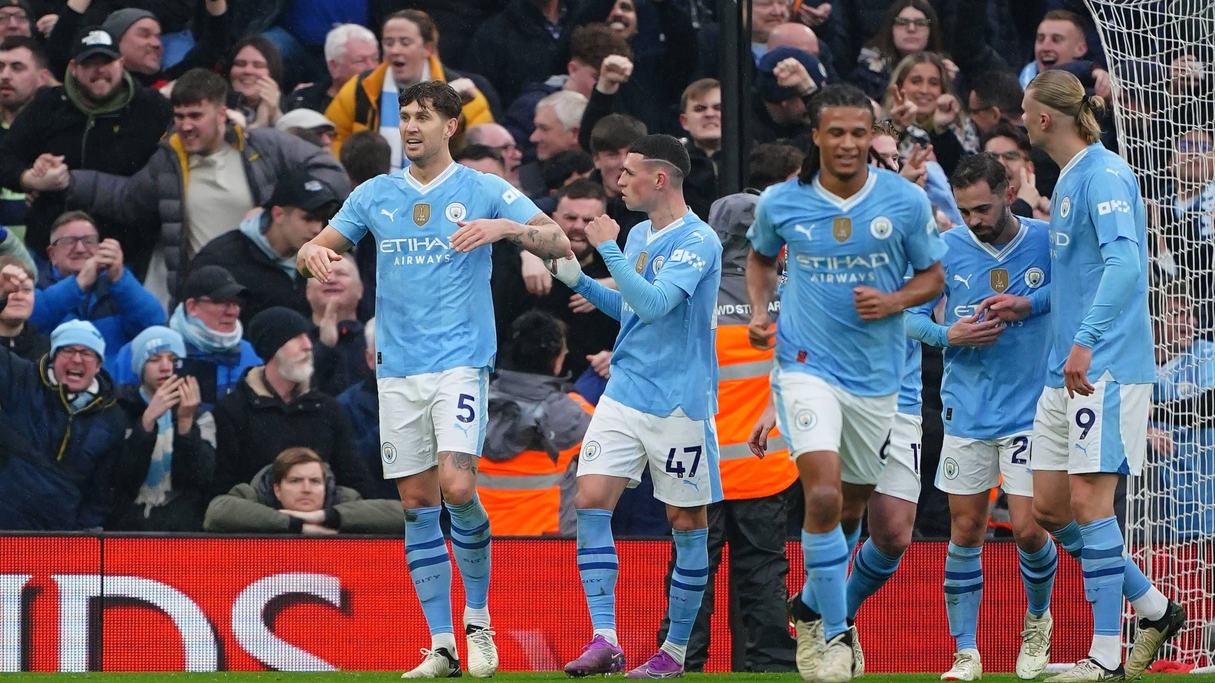 <strong>John Stones (Manchester City)</strong><br>Nach einer Pause unter der Woche in der Champions League gegen Kopenhagen rückt Stones in die City-Startelf und ist&nbsp; einer der entscheidenden Spieler. Im ersten Durchgang erzielt der aufgerückte Verteidiger den zwischenzeitlichen Führungstreffer zum 1:0, hat ansonsten zumeist defensiv alles im Griff. Kurz vor der Pause rettet der Engländer etwa mit starkem Einsatz gegen Elliott. <strong><em>ran</em>-Note: 2</strong>