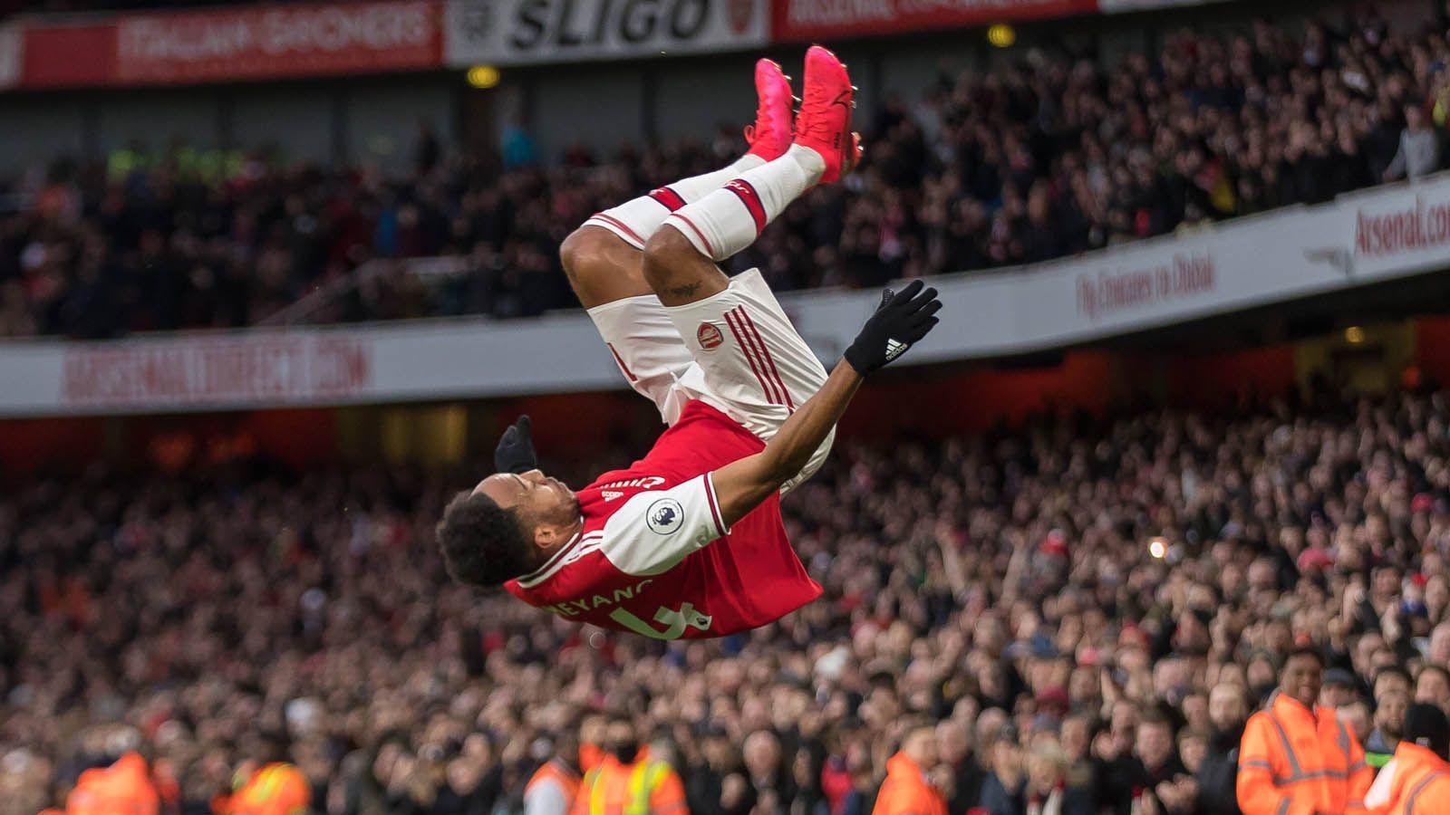 
                <strong>Platz 7 – FC Arsenal </strong><br>
                Wert: 2,27 Milliarden DollarBesitzer: Stan KroenkeKaufpreis: 1,1 Milliarden Dollar im Jahr 2011
              