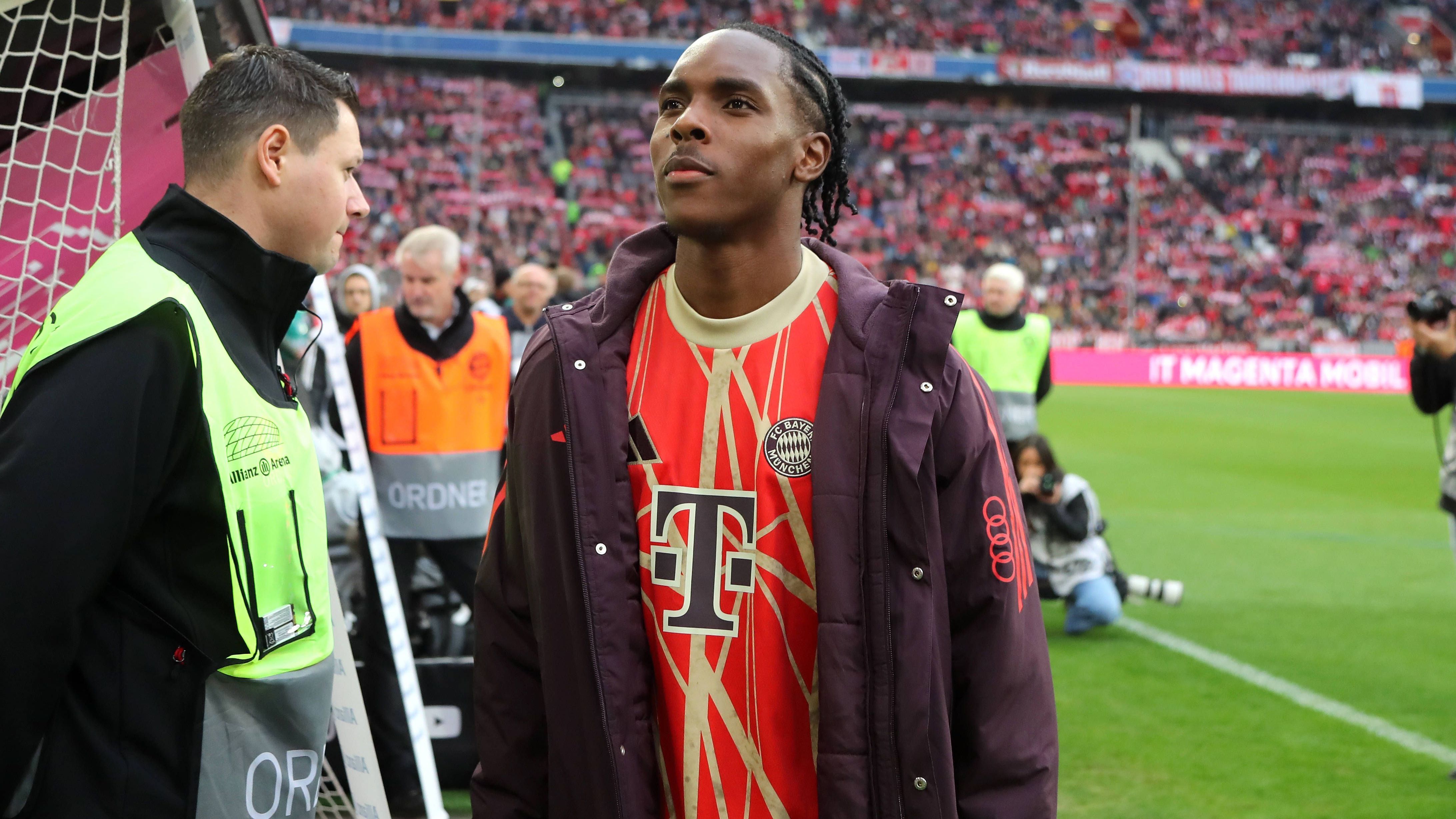 <strong>Mathys Tel (FC Bayern)</strong><br>Verlässt Mathys Tel den FC Bayern? Laut "Sky" zeigt der aktuelle Premier-League-Dritte Nottingham Forest Interesse und hat bereits Kontakt aufgenommen. Der 19-Jährige soll derzeit aber keine Pläne haben, den FCB im Winter auf Leihbasis zu verlassen. Derweil soll auch Werder Bremen den Youngster auf dem Radar haben, sollte Tel seine Meinung ändern und einen Wechsel signalisieren.