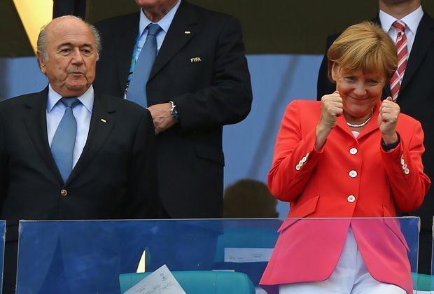 
                <strong>Verrückt, sexy, skurril: Fans in Brasilien</strong><br>
                Wenn der rote Blazer auch etwas anderes erahnen lassen könnte: Angela Merkel schaut sich die Partie in Salvador als Glücksbringer der DFB-Auswahl an. Die Bundeskanzlerin ergattert den Platz neben FIFA-Boss Sepp Blatter.
              