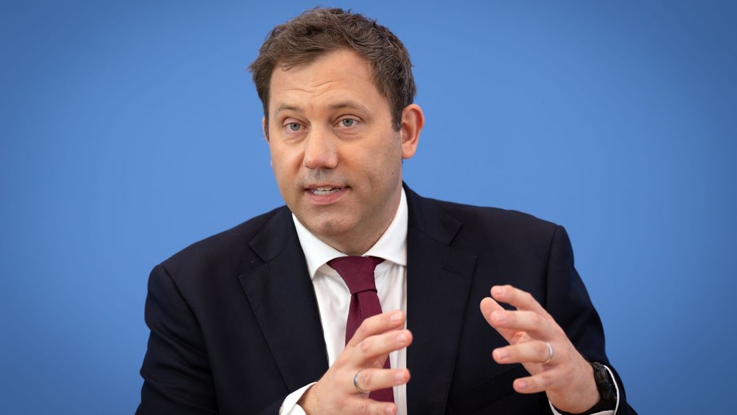 Der Finanzminister stellt den Haushalt für 2026 in Berlin vor.