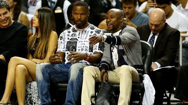 
                <strong>Jamie Foxx</strong><br>
                Schauspieler Jamie Foxx sang vor Mayweather vs. Pacquiao die Nationalhymne und verschaffte Floyd Mayweather eine Rolle in seinem neuen Film "All-Star Weekend".
              