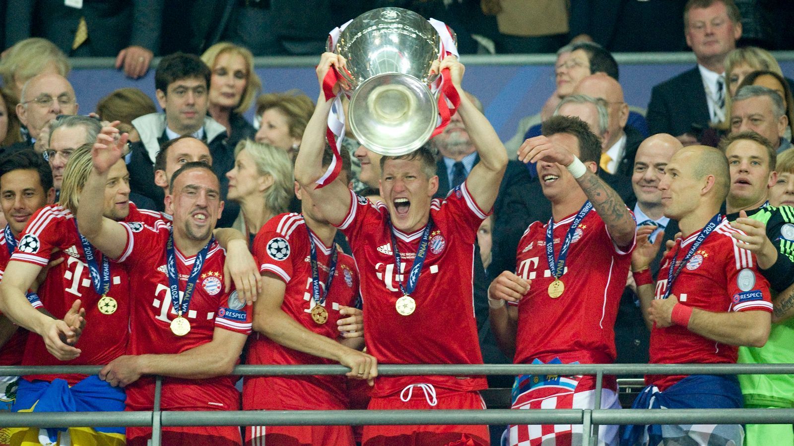 
                <strong>FC Bayern München (2013)</strong><br>
                2013 gewann der FC Bayern München unter Trainer Jupp Heynckes erstmals in der Vereinsgeschichte das Triple. Danach übernahm Trainer Pep Guardiola die Mannschaft, bekam als Verstärkung unter anderem Mario Götze und Thiago. National blieb Bayern dominant, sicherte sich 2014 bereits nach dem 27. Spieltag die erneute Meisterschaft und gewann den DFB-Pokal. In der Champions League scheiterte der Rekordmeister allerdings im Halbfinale an Real Madrid.  
              