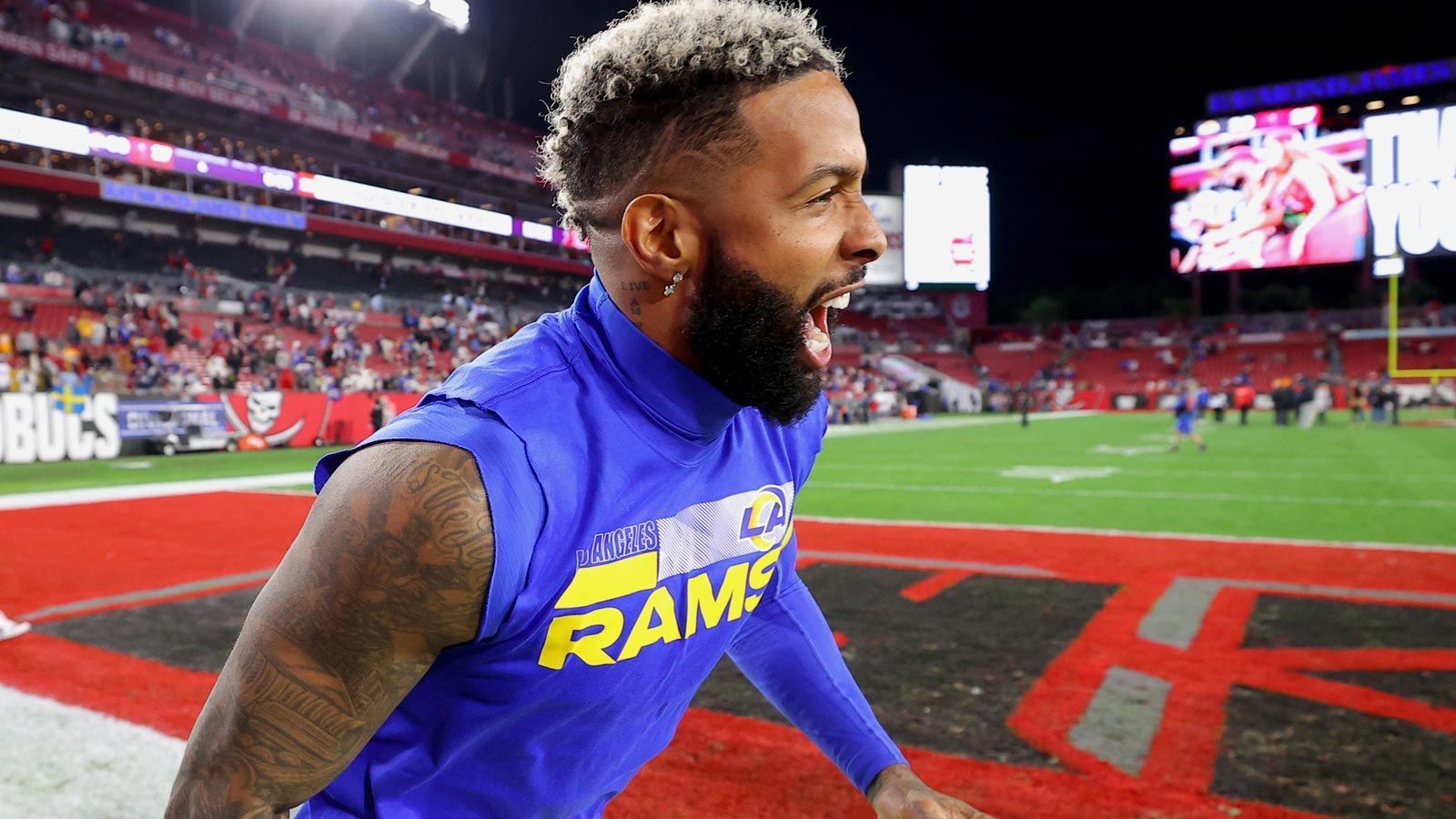 
                <strong>Odell Beckham Jr.</strong><br>
                Nach seiner Entlassung bei den Cleveland Browns unterschrieb Odell Beckham Jr. bei den Los Angeles Rams einen Vertrag für den Rest der Saison 2021. Gerüchten zufolge sind die Rams daran interessiert, "OBJ" zu behalten. Allerdings könnte der 29-Jährige bei einem anderen Team wohl mehr verdienen, da die Rams ihr Team mit vielen teuren Stars verstärkt haben. In bisher acht Spielen für die Rams konnte er fünf Touchdown-Pässe fangen und war ein wichtiger Bestandteil des Titel-Runs des Teams. Im Super Bowl zog sich OBJ allerdings einen Kreuzbandriss zu, der den Star-Receiver schon die komplette Saison geplagt haben soll. 
              