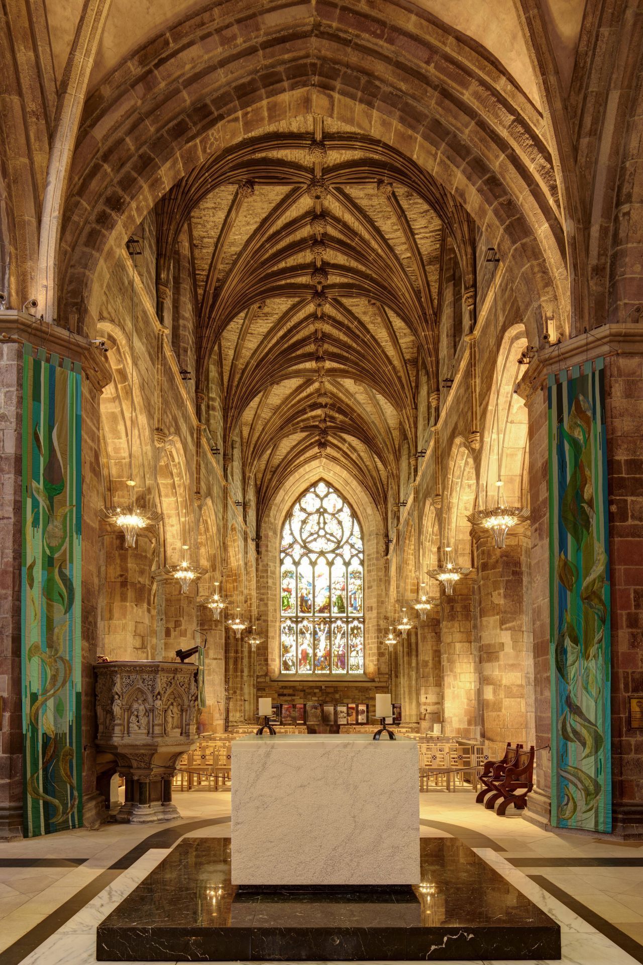 Das Innere der St. Giles Cathedral erinnert mit den hohen Decken, Steinbögen und ‑wänden an die "große Halle" in "Hogwarts".