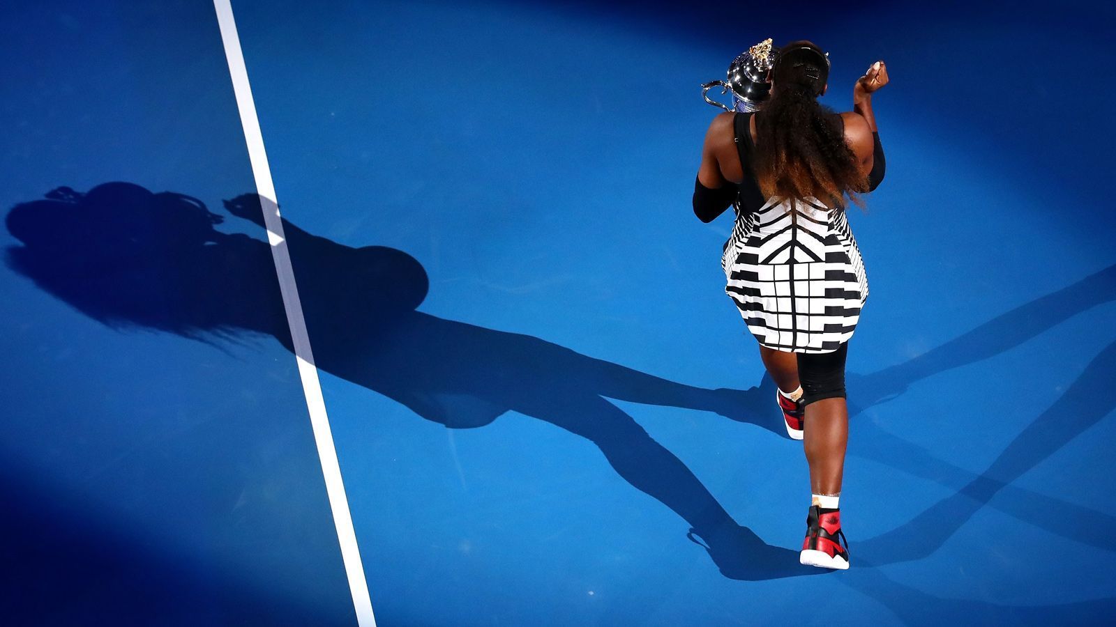 
                <strong>Serena Williams - Australian Open 2017</strong><br>
                Auch während ihrer Schwangerschaft wollte sich Williams optisch von ihren Rivalinnen abgrenzen. Im schwarz-weiß-gemusterten Kleidchen gewann sie in Melbourne 2017 ihren bisher letzten Grand-Slam-Titel. 
              