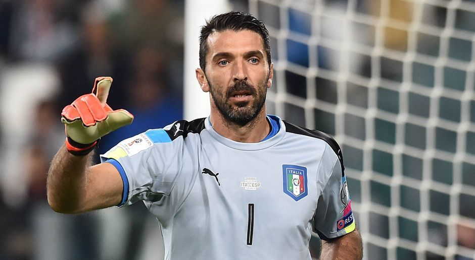 
                <strong>Gianluigi Buffon</strong><br>
                Gianluigi Buffon: Das italienische Team ohne Torwart-Legende und Kapitän Gianluigi Buffon? Quasi unvorstellbar! Sein Italien-Debüt gab Buffon 1997, im WM-Jahr würde er damit sein 21. Jubiläum feiern. Der Keeper wäre dann aber auch 40 Jahre alt und plant daher wohl für nach der Weltmeisterschaft seinen Abschied aus der Squadra Azzurra. 
              