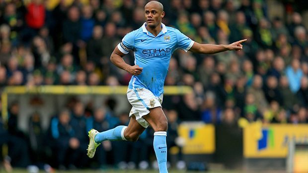 
                <strong>Innenverteidigung: Vincent Kompany (Manchester City)</strong><br>
                Innenverteidigung: Vincent Kompany (Manchester City). Über den Belgier hat der Weltmeister von 2006 eine klare Meinung: "Wahrscheinlich der beste Verteidiger in England." Umso bitterer ist es für seinen Klub, dass Kompany diese Saison häufig mit Verletzungen zu kämpfen hat und auch aktuell mit einer Wadenverletzung ausfällt.
              