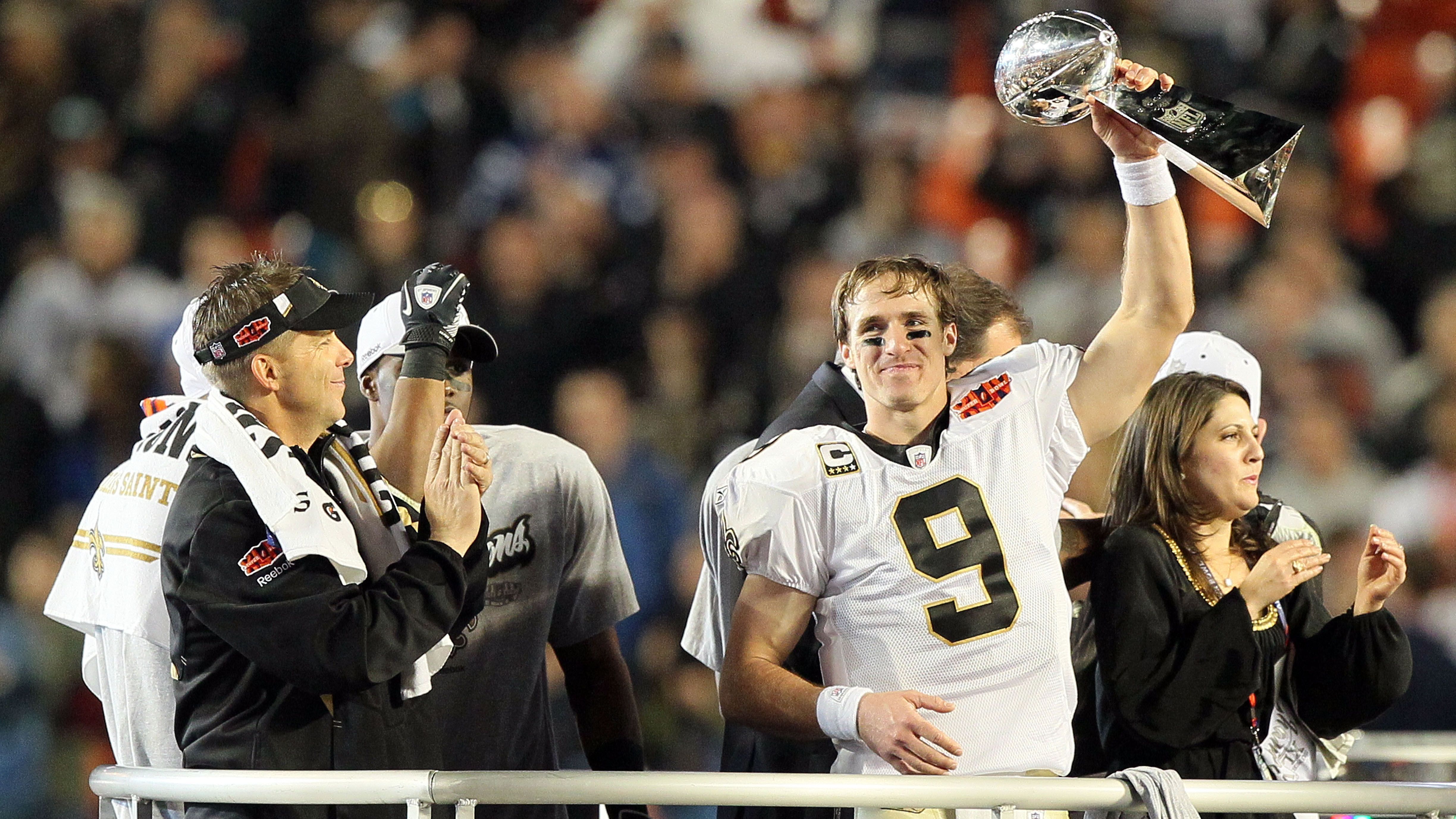 
                <strong>Super Bowl XLIV: Am Ziel der Träume </strong><br>
                Nach einer schwachen ersten Hälfte ziehen die Saints dank eines genialen Onside-Kicks nach dem Wiederanpfiff die Partie auf ihre Seite. In den entscheidenden Minuten fängt Cornerback Tracy Porter einen Pass von Manning ab und trägt diesen in die Endzone zurück. New Orleans überrascht die Sportwelt und sichert sich Super Bowl XLIV verdient mit 31:17. Sean Payton und Drew Brees, der als Super-Bowl-MVP ausgezeichnet wird, machen sich unsterblich.
              