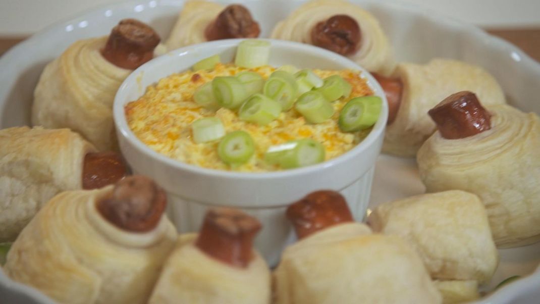 Diese Mini-Hot-Dogs lassen das Herz von Fast-Food-Fans höher schlagen: Würstchen, Blätterteig und Käse - Was wünscht man sich mehr?