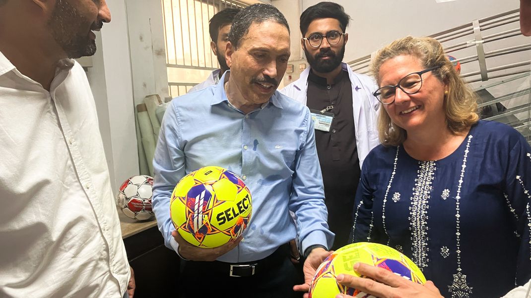 Entwicklungsministerin Svenja Schulze (r) macht sich ein Bild von der Einhaltung des deutschen Lieferkettengesetzes in Pakistan.&nbsp;