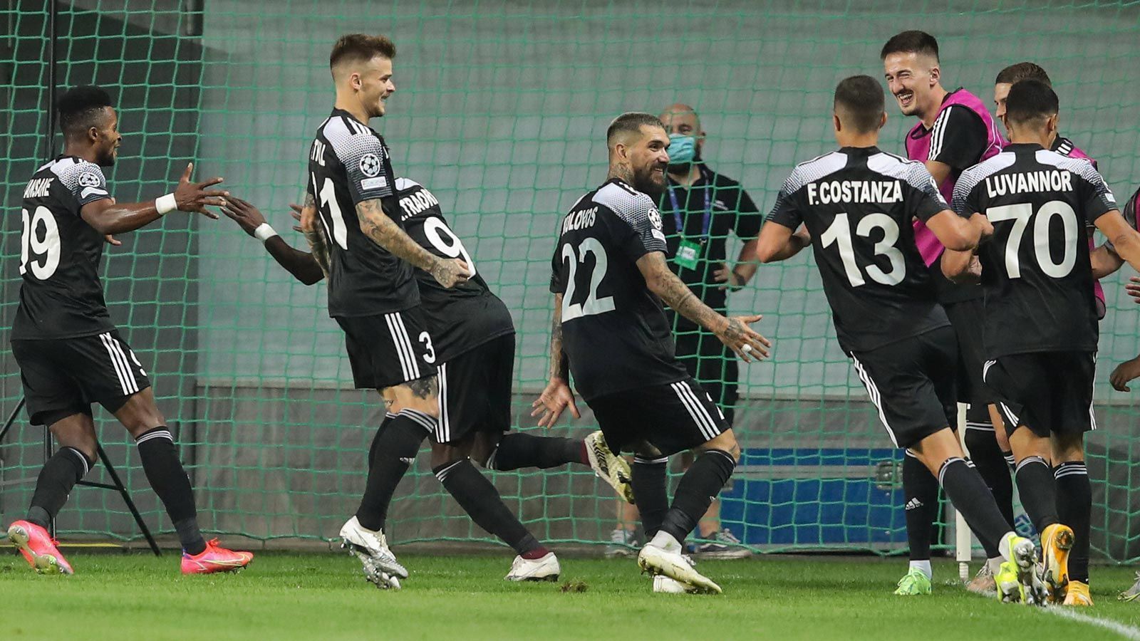 
                <strong>Sheriff Tiraspol (Moldawien)</strong><br>
                Der Verein aus Moldawien ist vielleicht der krasseste Exot in der diesjährigen Champions League. In den Playoffs setzte sich Tiraspol sensationell gegen Dinamo Zagreb durch.
              